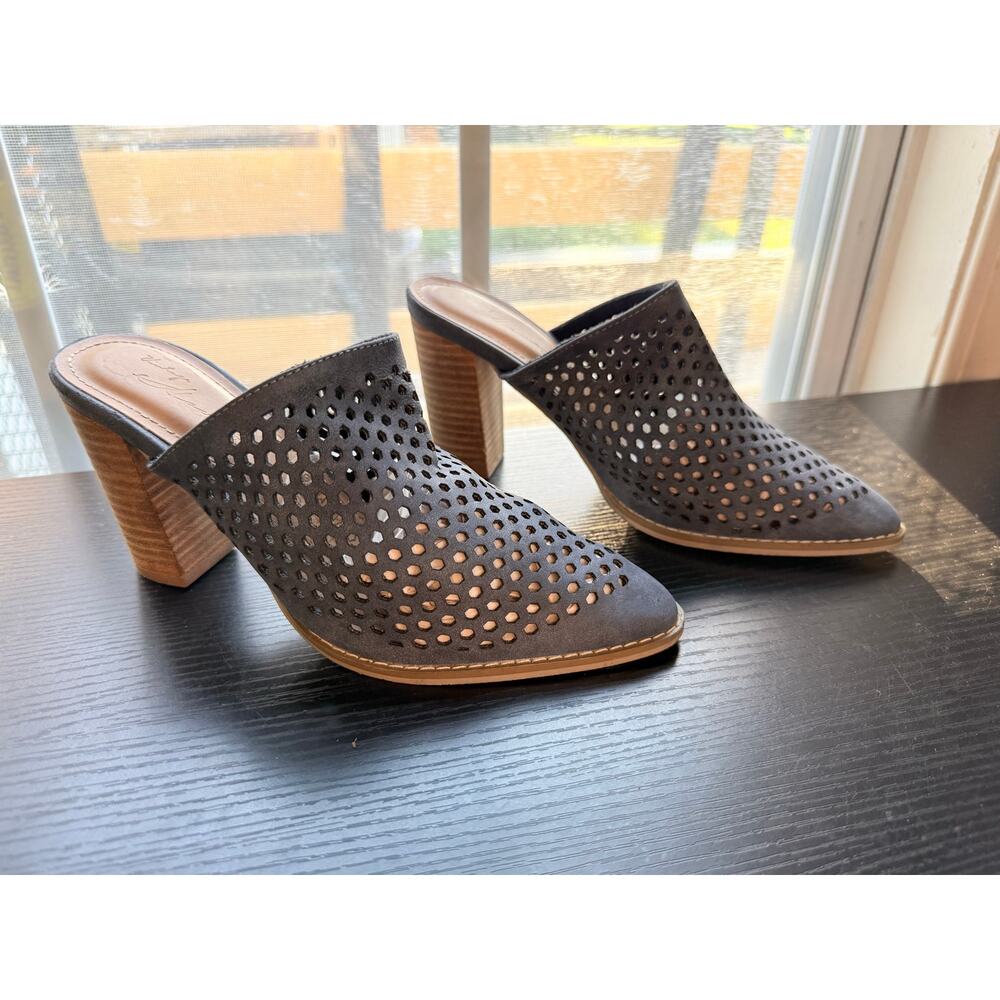 Vintage Havana Womens 8 Navy Perforated Mule Block Heels Pointed Toe Slip On